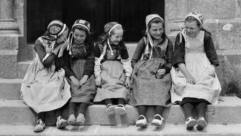 Kertecz04 : André Kertész, Fillettes riant sur les marches de l’église, Plougastel-Daoulas, 1932